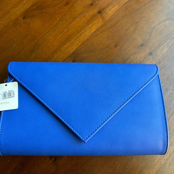 Envelope purse with detachable gold tone chain. - Picture 1 of 4